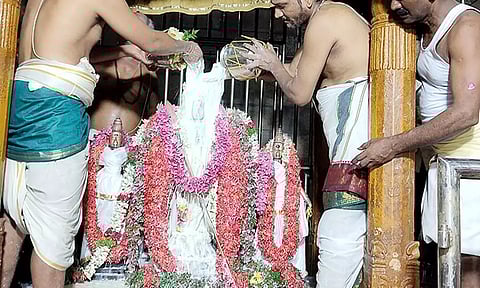 முருகன்-வள்ளி-தெய்வானைக்கு பாலாபிஷேகம் நடந்த காட்சி.