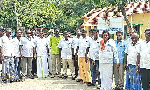 டி.எஸ்.பி. அலுவலகத்தை முற்றுகையிட்டவர்களை படத்தில் காணலாம்.