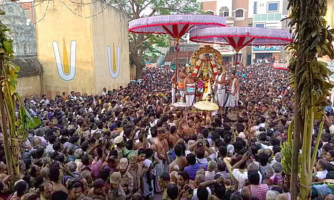 காஞ்சிபுரம் வரதராஜ பெருமாள் கோவில் கருடசேவை உற்சவத்தில் ஆயிரக்கணக்கான பக்தர்கள் குவிந்தனர்