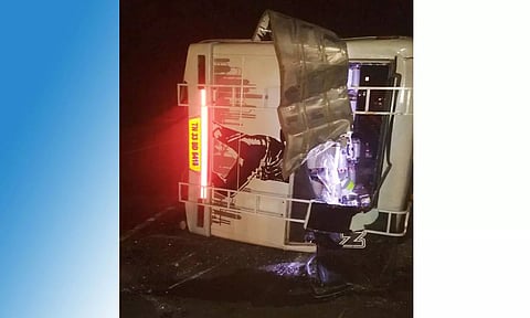 நடுரோட்டில் வேன் கவிழ்ந்து 10 பேர் காயம்