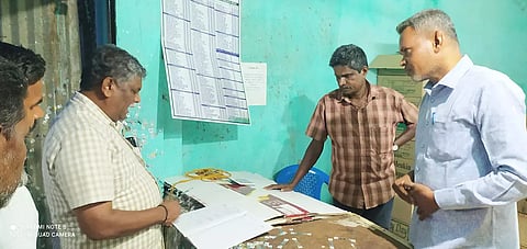 மது கடையில் கோட்டாட்சியர் பால்துரை ஆய்வு செய்தபோது எடுத்த படம்.