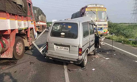  சரக்கு லாரி -ஆம்னி வேன் மோதிய காட்சி.