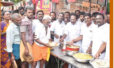  வைகாசி விசாகத்தை முன்னிட்டு திருப்பரங்குன்றம் முருகன் கோவிலுக்கு சென்ற பக்தர்களுக்கு கவுன்சிலர் கருப்புசாமி ஏற்பாட்டில் பைக்காராவில் நடந்த அன்னதானத்தை முன்னாள் அமைச்சர் செல்லூர் ராஜூ தொடங்கி வைத்தார்.