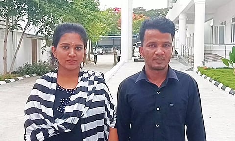 தருமபுரி எஸ்.பி. அலுவலகத்தில் தஞ்சம் அடைந்த காதல் ஜோடியை படத்தில் காணலாம். 