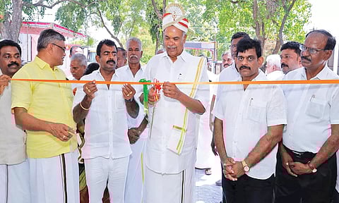 புதிய கட்டிடத்தை சபாநாயகர் அப்பாவு திறந்து வைத்தபோது எடுத்தபடம். அருகில் மாவட்ட பஞ்சாயத்து தலைவர் வி.எஸ்.ஆர்.ஜெகதீஷ், பள்ளி தாளாளர் ஜெபஸ்டின், டி.டி.என். கல்வி குழும தலைவர் லாரன்ஸ் மற்றும் பலர் உள்ளனர்.