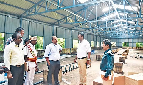 மைய நூலகத்தில் கட்டப்பட்டு வரும் மேற்கூரையினை கலெக்டர் பார்வையிட்டு ஆய்வு செய்தார்.
