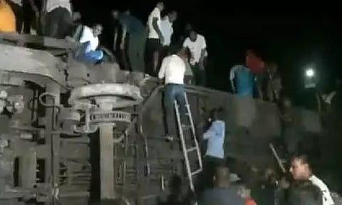 கோரமண்டல் ரெயில் உள்பட 3 ரெயில்கள் மோதிய கோர விபத்து - புதிய தகவல்