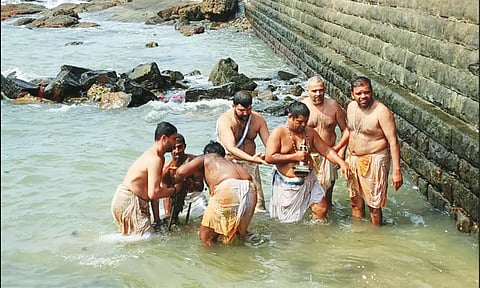 அம்மனுக்கு ஆராட்டு நிகழ்ச்சி நடந்ததை படத்தில் காணலாம்.