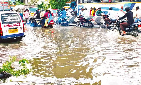 திருப்பூர் பி.என்.ரோடு பகுதியில் மழைநீர் தேங்கியதையும் வாகன ஓட்டிகள் சிரமத்துடன் சென்றதையும் படத்தில் காணலாம்.