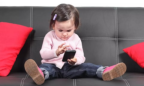 குழந்தைகளுக்கு செல்போன் தரும் 'வலி'