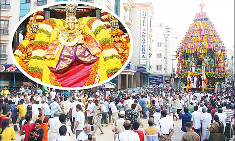 தேரோட்டம் நடந்தபோதுஎடுத்தபடம் (உள்படம்: உற்சவர்களான ஸ்ரீதேவி, பூதேவி, கோவிந்தராஜசாமி பக்தர்களுக்கு அருள்பாலித்த காட்சி)