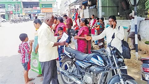 நிகழ்ச்சியில் சங்ககிரி கோட்ட கலால் தாசில்தார் வேலாயுதம் பொதுமக்களிடம் துண்டு பிரசுரங்களை வழங்கினார்.