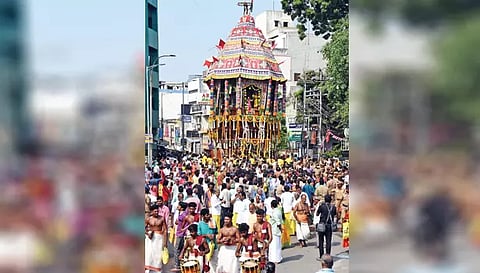 திராளான பக்தர்கள் தேரை வடம்பிடித்து இழுத்த காட்சி.