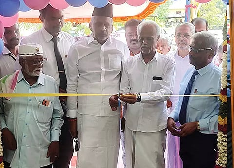 முத்துப்பேட்டையில் வங்கி கிளையை அனைத்து முஹல்லா தலைவர் முகம்மது அலி என்ற ஜெர்மன் அலி திறந்து வைத்த காட்சி.