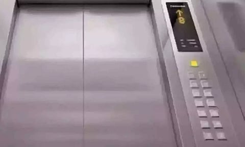 போரூர் அருகே லிப்டில் சிக்கி கர்ப்பிணி உள்பட 7 பேர் தவிப்பு