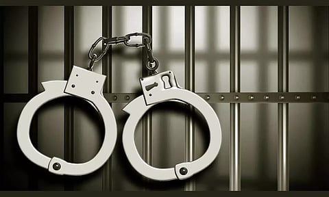 மோட்டார் சைக்கிள்களில் அனுமதியின்றி மது விற்ற 6 பேர் கைது