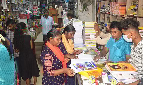 கோவையில் ஸ்கூல் பேக், நோட்டு புத்தகங்கள் விற்பனை களைகட்டியது