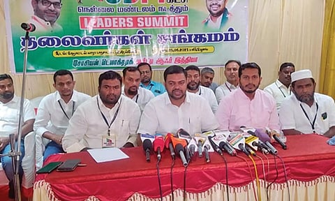 எஸ்.டி.பி.ஐ. மாநில தலைவர் நெல்லை முபாரக் பேட்டி அளித்த போது எடுத்த படம்.