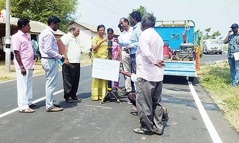 சாலை பணிகளை நெடுஞ்சாலைதுறை அதிகாரிகள் ஆய்வு செய்தனர்.