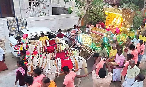 டெல்லியில் சென்று திரும்பிய திருவாவடுதுறை ஆதீனத்துக்கு கிராமமக்கள் உற்சாக வரவேற்பு அளித்தனர்.