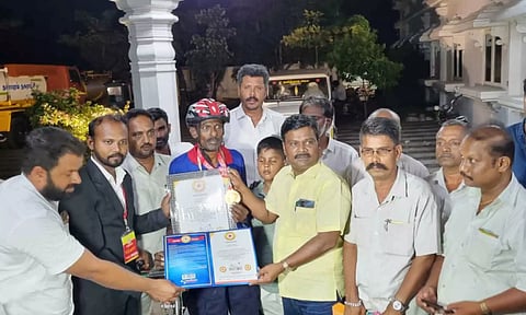 பஸ் கண்டக்டருக்கு சான்றிதழ் - நினைவுப்பரிசு வழங்கியபோது எடுத்தபடம். 