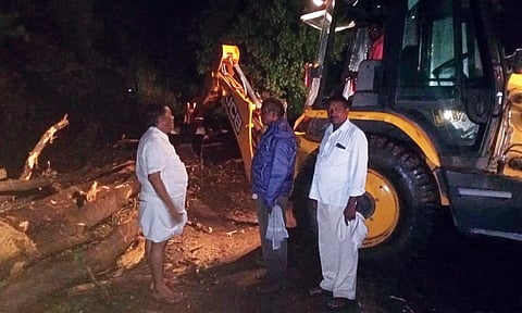 கனமழையால் எடப்பாடி-சேலம் பிரதான சாலையில் குறுக்கே விழுந்த ராட்சத மரத்தினை அகற்றும் பணியில் ஈடுபட்ட நகராட்சி அலுவலர்கள்.