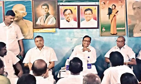 கூட்டத்தில் ப.சிதம்பரம், கார்த்தி சிதம்பரம் உள்ளிட்டோர் பங்கேற்ற காட்சி.