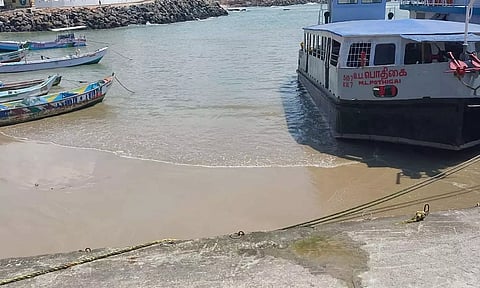 படகு தரை தட்டி நின்ற காட்சி.