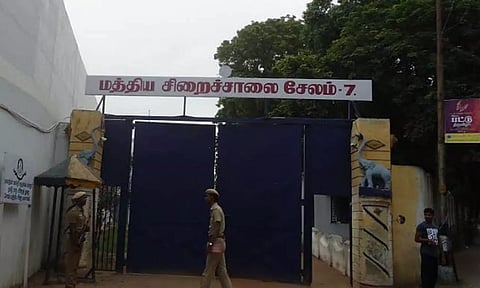 சேலம் மத்திய ஜெயிலில் இன்று அதிகாலை கஞ்சா கடத்திய சமையல்காரர் பிடிபட்டார்