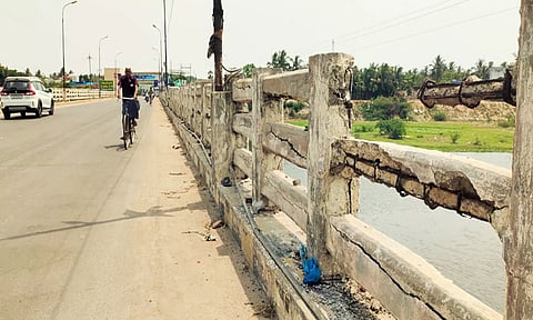 கடலூர் கம்மியம்பேட்டை பாலத்தின் தடுப்பு கட்டைகள் சிதிலமடைந்து இருப்பதை படத்தில் காணலாம்