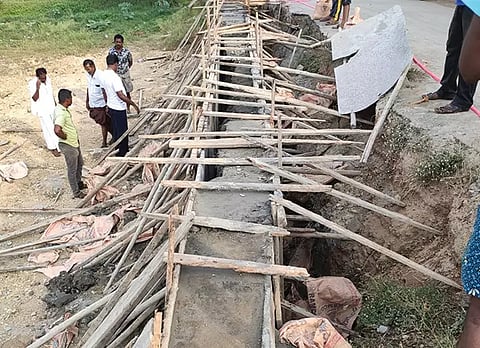 பாவூர்சத்திரம் அருகே புதிதாக அமைக்கப்பட்டு வரும் ஊரணி சுற்றுச்சுவர் சரிந்து விழுந்ததால் பரபரப்பு