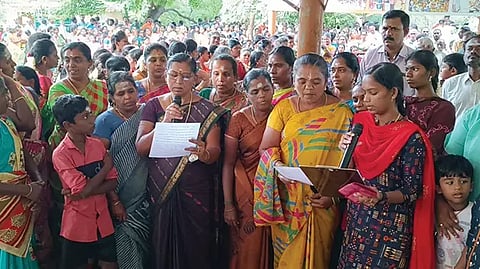 கூட்டு பிரார்த்னை நடந்தபோது எடுத்த படம்.