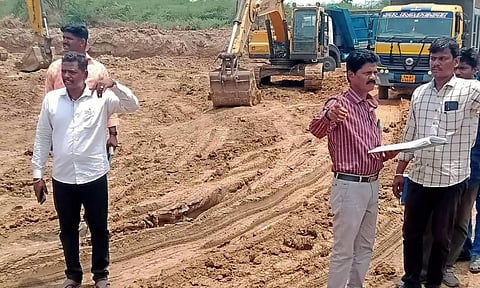 மணல் அள்ளப்படுவதாக புகார்- கூவம் ஏரியில் அதிகாரிகள் ஆய்வு