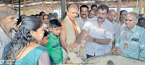 அன்னதானத்தை நெல்லை மாவட்ட பஞ்சாயத்து தலைவர் வி.எஸ்.ஆர். ஜெகதீஸ் தொடங்கி வைத்தார்.