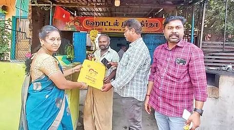 விழிப்புணர்வு முகாமில் பொதுமக்களுக்கு மஞ்சள் பை வழங்கிய காட்சி. 