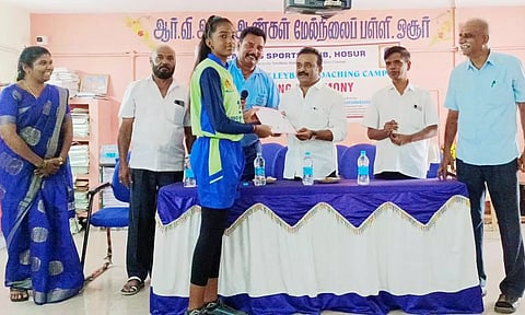  ஓசூர் ஆர்வி அரசு ஆண்கள் மேல்நிலைப்பள்ளியில் நடந்த விழாவில், ஒரு மாணவிக்கு சான்றிதழை மேயர் சத்யா வழங்கிய காட்சி.