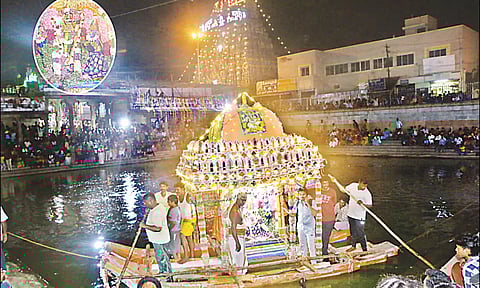 தெப்பத்தில் வள்ளி, தெய்வானை சமேத முருகர் வலம் வந்த போது எடுத்த படம். (உள்படம்:- சிறப்பு அலங்காரத்தில் வள்ளி, தெய்வானை சமேத முருகர்).