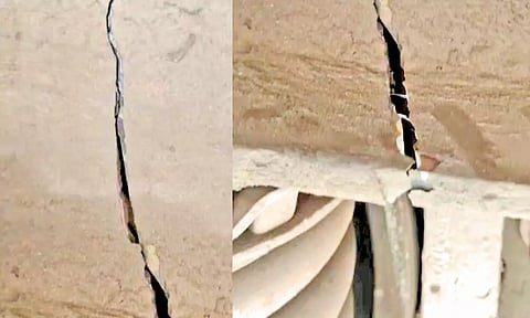 ரெயில் பெட்டியின் அடிச்சட்டத்தில் விரிசல் ஏற்பட்ட பகுதியை படத்தில் காணலாம்.