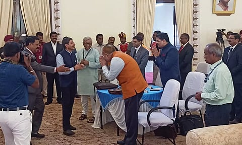 மாநாட்டில் பங்கேற்க வந்த கவர்னர் ஆர்.என்.ரவியை துணைவேந்தர்கள் வரவேற்ற காட்சி.