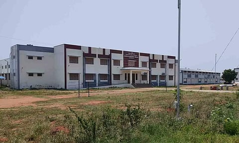 உடுமலை அரசினர் தொழிற்பயிற்சி நிலையத்தை படத்தில் காணலாம்.