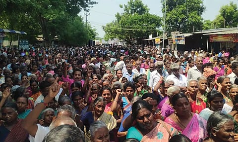 ஆர்ப்பாட்டத்தில் கலந்து கொண்ட பொதுமக்கள்.