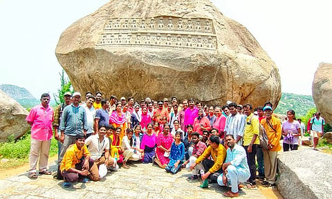 ஆய்வில் ஈடுபட்ட மாணவர்களை படத்தில் காணலாம்.