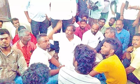 ஸ்மார்ட் சிட்டி திட்டத்தில் முறைகேடு- புதுவை தலைமை செயலகத்தை எம்.எல்.ஏ. முற்றுகை