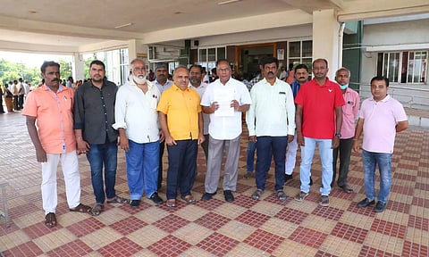 மனு கொடுக்க வந்த பனியன் நிறுவன உரிமையாளர்கள்.