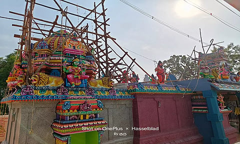 கும்பாபிஷேகத்துக்கான சாரம் அமைக்கும் பணி நடைபெற்ற காட்சி.