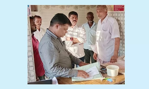 விடுதியில் ஆய்வு செய்த தாசில்தார் பழனிக்குமார்.