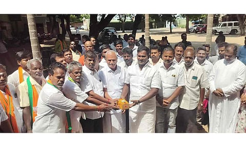 ஊசுடு தொகுதி தொண்டமாநத்தம் தீப ஒளி அரசு உதவி பெறும் மேல்நிலைப் பள்ளியில் தரைதளம் அமைப்பதற்கான பூமி பூஜையை வைத்திலிங்கம் எம்.பி, அமைச்சர் சாய்.ஜெ. சரவணன்குமார் தொடங்கி வைத்த காட்சி.