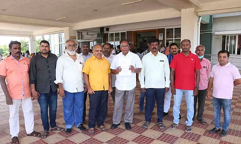 மனு கொடுக்க வந்த பனியன் நிறுவன உரிமையாளர்கள். 