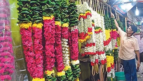 சேலம் போஸ் மைதானத்தில் பூக்கடைகளை அகற்ற எதிர்ப்பு