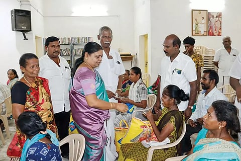 மாற்றுத்திறனாளிகளுக்கு அமைச்சர் கீதாஜீவன் நலத்திட்ட உதவிகளை வழங்கிய காட்சி.